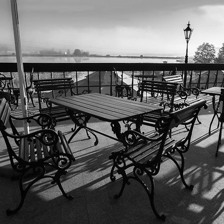 Hotel Wyrwidab Chodzież Exteriér fotografie